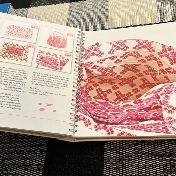 TOTE-ALLY Amazing Bags Pattern Book - Picture 3 of 4